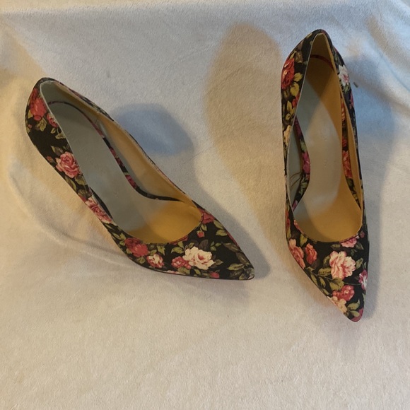 SIZE 6 JOE FRESH 4” High Heels. Black with Roses on them. - Picture 3 of 10